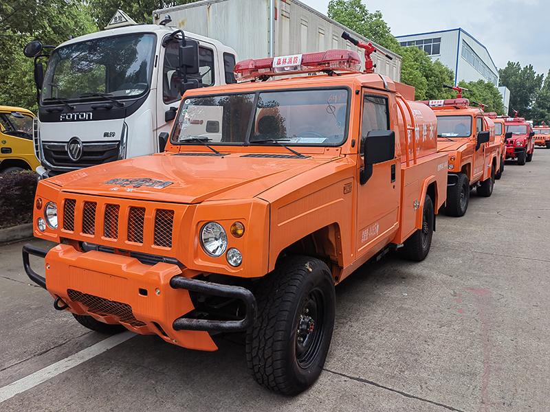 勇士四驅(qū) 1.6 噸森林灑水車(chē)