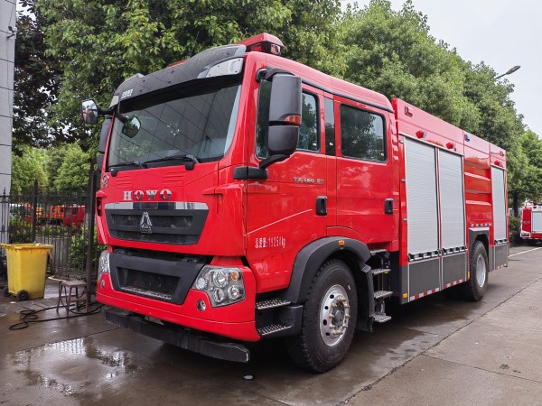 重汽 7 噸干粉泡沫消防車(chē)